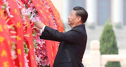 習近平氏ら党と国家の指導者は人民英雄への花かご献上儀式に出席