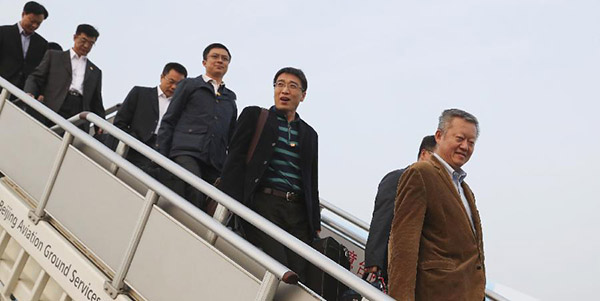 中共19大に出席する広東代表団、北京に到着