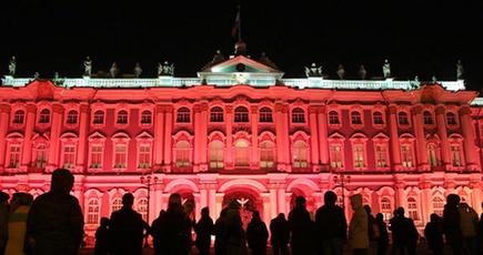 冬宮殿、十月革命100周年を祝うため点灯