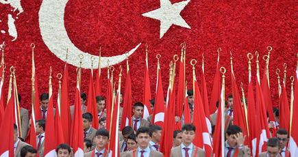 トルコ、共和国成立94周年を祝い