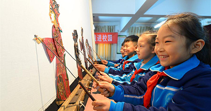 小学校で伝えられる伝統文化　中国影絵「皮影戯」