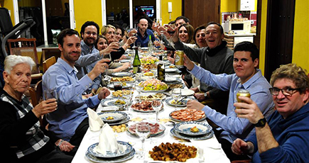 スペイン人家族、「年越しの食事」を楽しむ