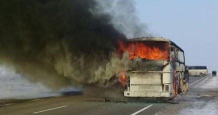 カザフスタンで長距離バス炎上、５２人死亡