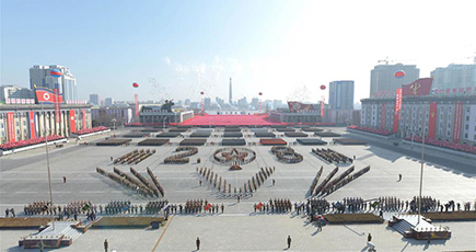 朝鮮人民軍創建７０周年軍事パレードを開催　朝鮮