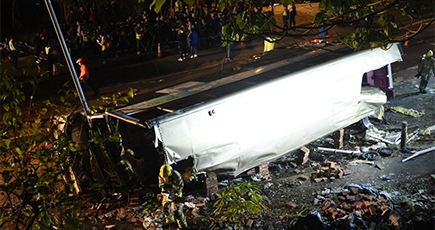香港で２階建てバス横転　１８人死亡
