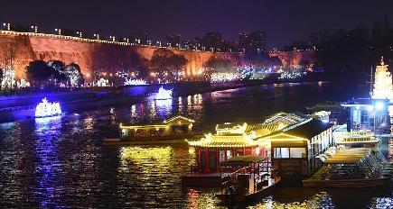 秦淮灯会のライトアップ始まる　南京