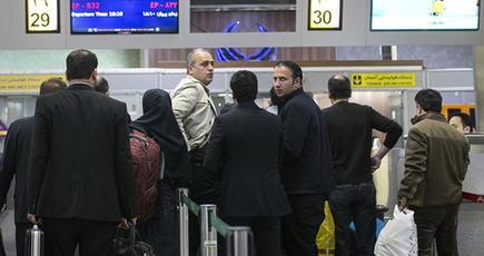 イランで旅客機墜落　６６人死亡