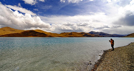 幻想的な美しさを放つ　春のチベット・ヤムドク湖