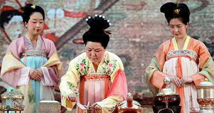 西安　唐代の喫茶法を模した煎茶ショーで伝統茶芸を再現
