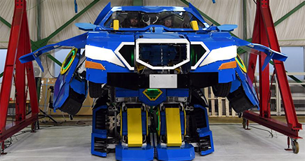 車にトランスフォームする人型ロボットが日本で誕生