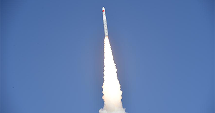 中国、衛星５基同時打ち上げ成功　珠海１号０２