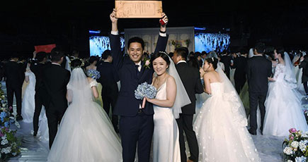 卒業生のカップルが集団結婚式　浙江大学