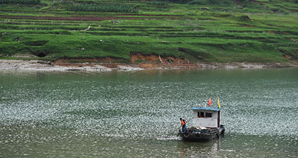 河川の漂流ごみを一掃　重慶市巫山県