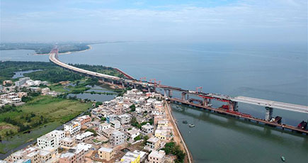 中国初の活断層帯を跨ぐ大橋、１８年末に完成予定