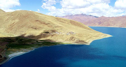 空から見たヤムドク湖　中国チベット自治区