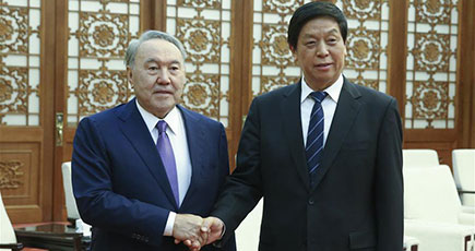 栗戦書氏、カザフスタンのナザルバエフ大統領と会見