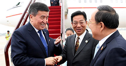 【ＳＣＯ青島サミット】キルギスのジェエンベコフ大統領が青島到着