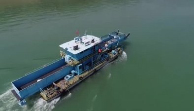 三峡を美しく　長江の漂流ごみ清掃員【ビデオ】