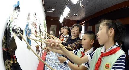 小学生が伝統の影絵芝居「皮影戯」を学ぶ　河北省楽亭県