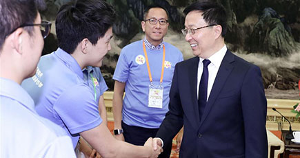 韓正氏、香港各界の青年代表訪問団と会見し座談会で交流
