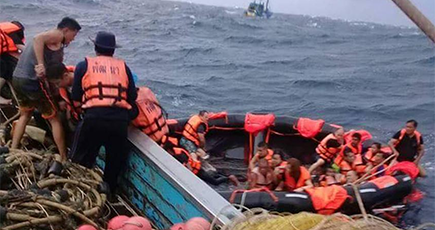 タイ·プーケットでボート転覆 中国人観光客も乗船