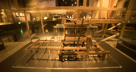 成都、漢時代の蜀錦紡績の工程を再現