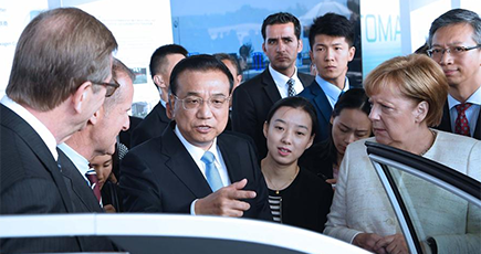 李克強総理と独首相、中独自動運転車展示活動に出席