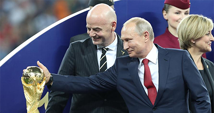 【Ｗ杯ロシア大会】プーチン大統領、優勝トロフィーに触れる