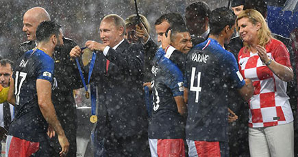 【Ｗ杯ロシア大会】雨の中で授賞式開催、ロ大統領らが出席
