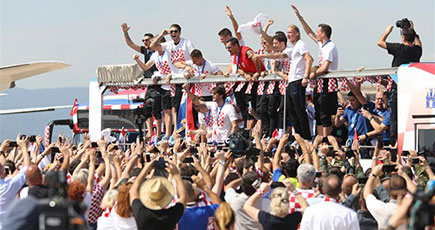 Ｗ杯準優勝のクロアチア代表が帰国、凱旋パレード行う