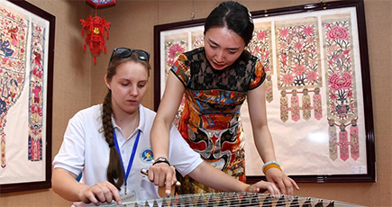 ＳＣＯ青年交流キャンプの参加者　中国の風俗習慣を体験