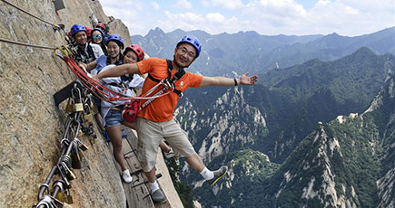 絶壁に挑む猛者の旅　陝西省華山「長空桟道」