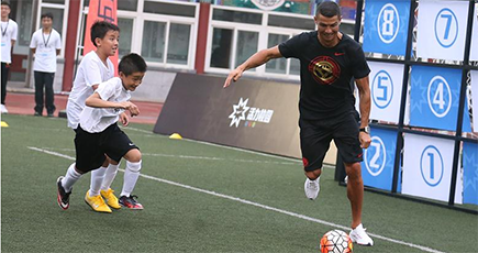 Ｃ·ロナウドが北京でイベントに出席、小学生選手と交流