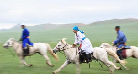 モンゴル族の牧民が「三芸」を競う　内モンゴル自治区