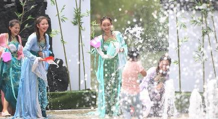 一年で最も暑い「三伏天」到来、水かけイベント賑わう　江蘇省常州市