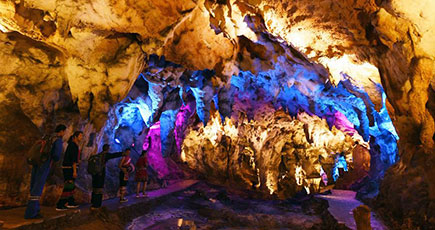 鐘乳洞の奇観、観光客を魅了　雲南省富源
