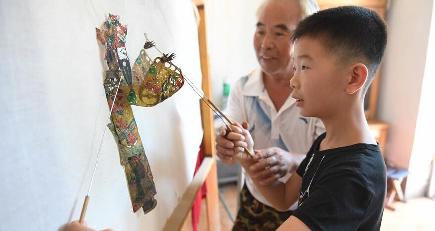 無形文化遺産の「皮影」を楽しむ夏休み　河北省献県