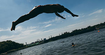 最も暑い時期「三伏天」を水泳で乗り切ろう　吉林省長春市
