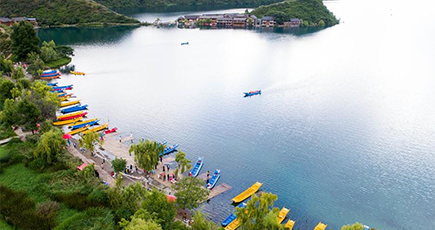 紺碧の湖水と山々が織りなす絶景　瀘沽湖