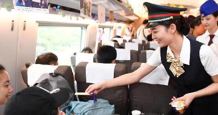 杭州「西子号」列車、３０年間変わらず温かいサービスを提供