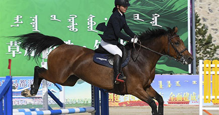 馬術競技大会で技を披露する少年騎手　内モンゴル自治区