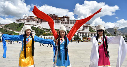 観光シーズン真っ盛りのチベット自治区
