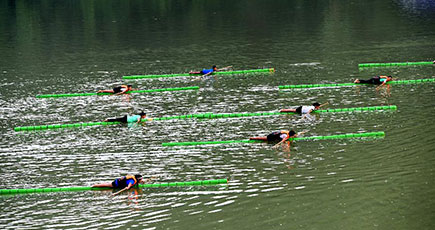 貴州省榕江県、学生が水上で「特技」を練習