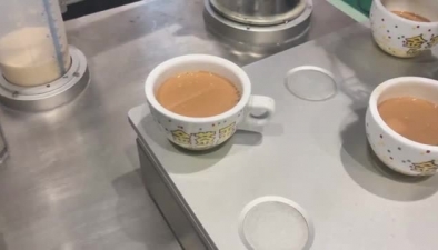 【映像】ミルクティー入れロボット、香港に登場