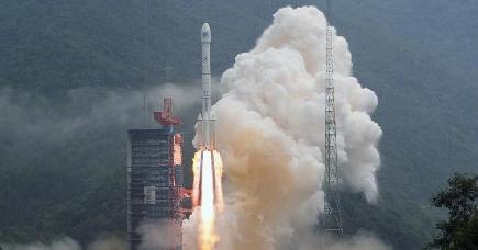 中国、北斗ナビ衛星２基同時打ち上げ成功