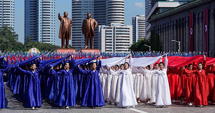 朝鮮で建国７０周年を祝う軍事パレード