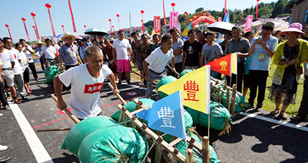 豊作を祝う「中国農民豊作節」開催　江西省撫州市