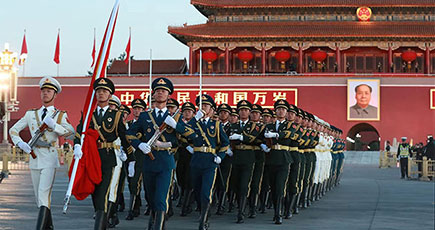 北京·天安門広場で国慶節の国旗掲揚式