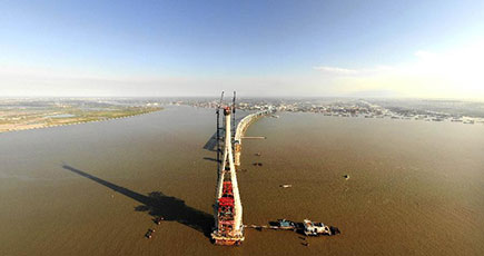 高さ世界一の鉄道道路併用橋、滬通長江大橋の主塔頂部が完工