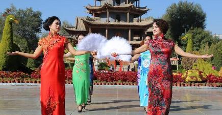 国慶節を祝い中国各地でチャイナドレスショー
